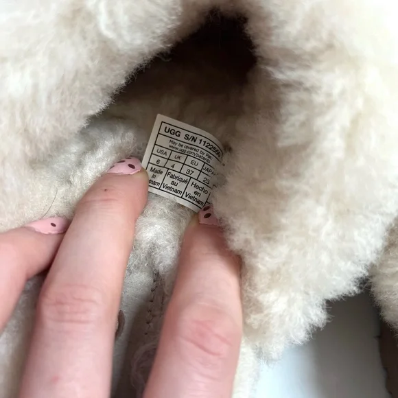 UGG Disquette Boots/Slippers - Picture 7 of 8